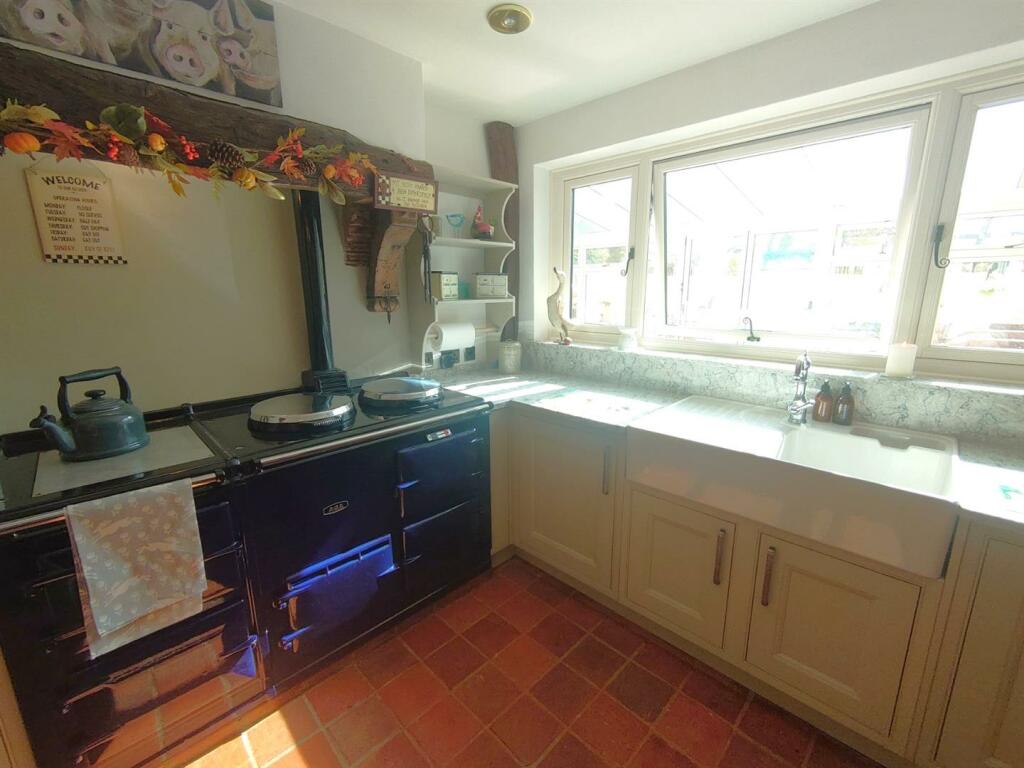 Kitchen e.JPG