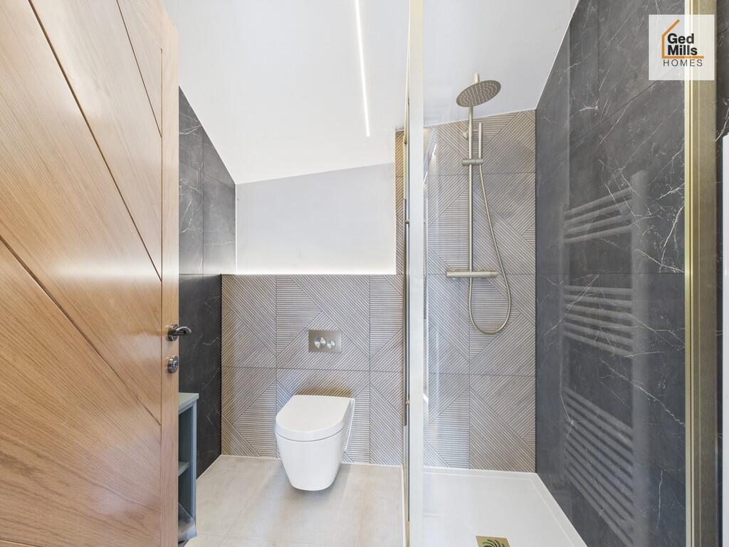 EN-SUITE SHOWER R...