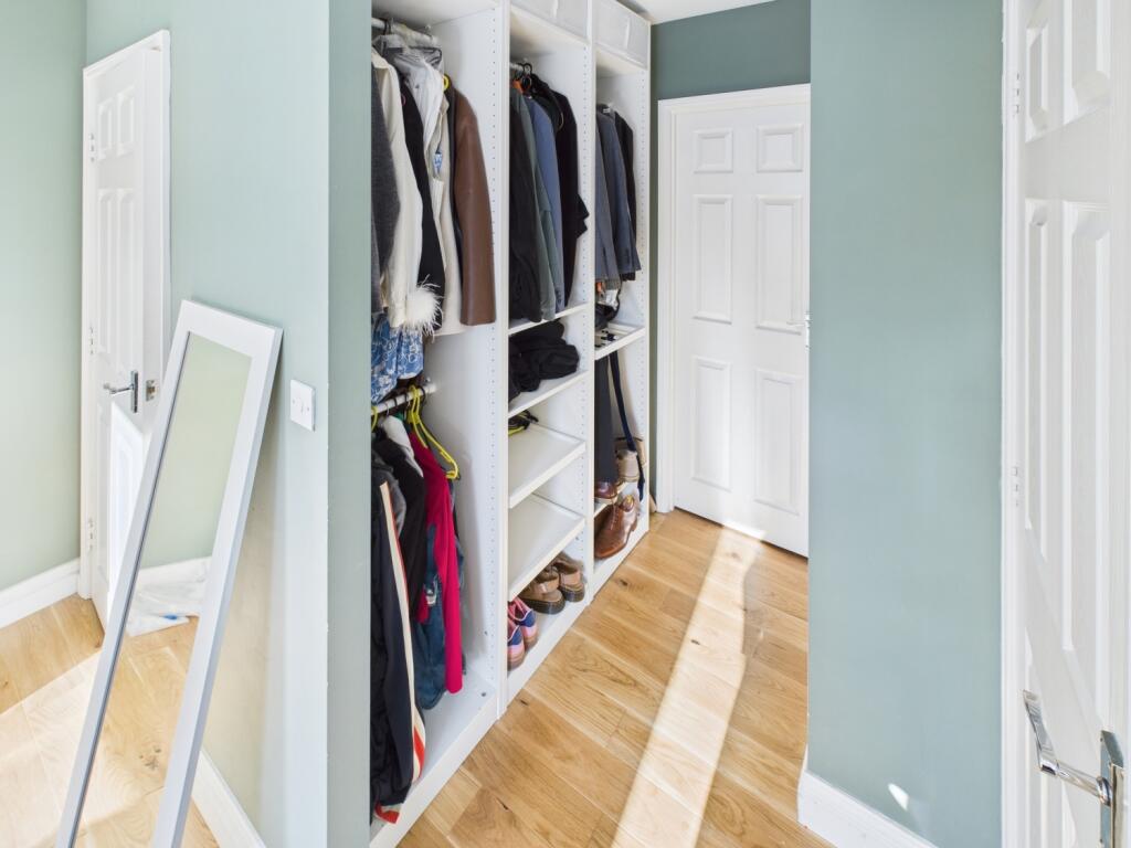 CAM04233G0-PR0016-STILL027