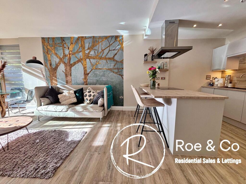 Living room/kitchen/dining room