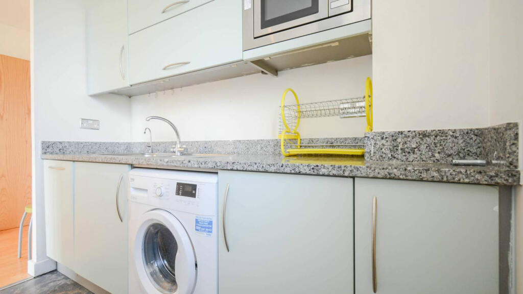 72e82c30c696239fa5705438179c03933bdfb38009c6d592b1b3c8e5