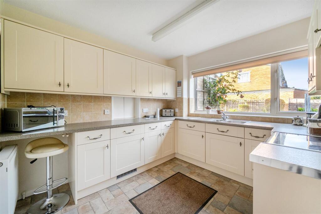 1 Bradden Way, Greens Norton (26).jpg