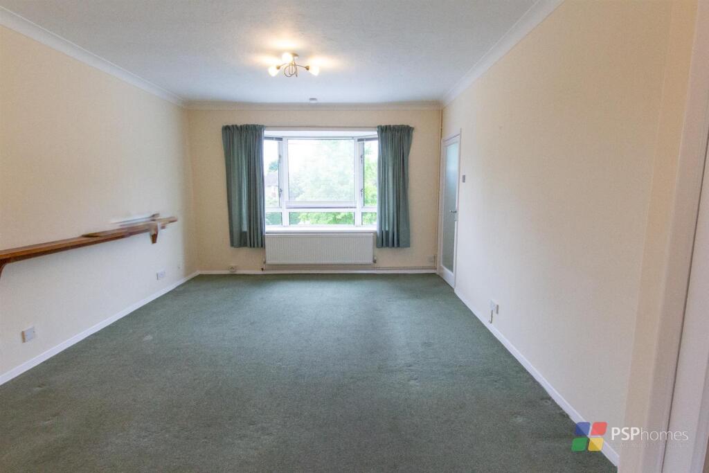7 Queens Crt - lounge.jpg