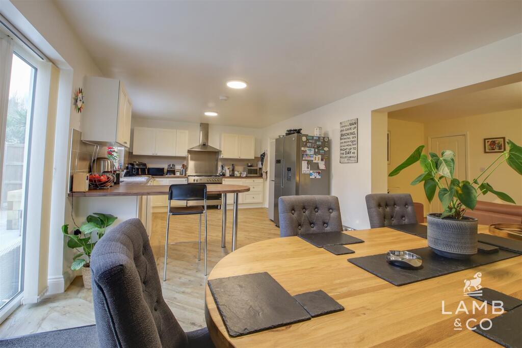 KITCHEN/DINING ROOM