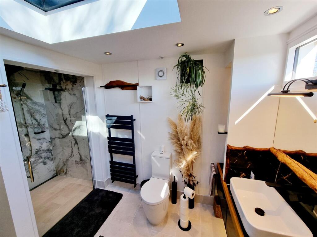 Bathroom 1.jpg
