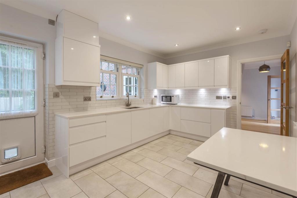 Kitchen 2.jpg