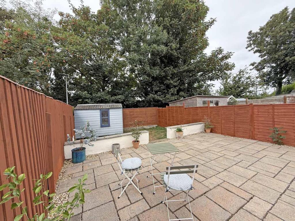 Cayley Way 39 - Garden 2.jpg