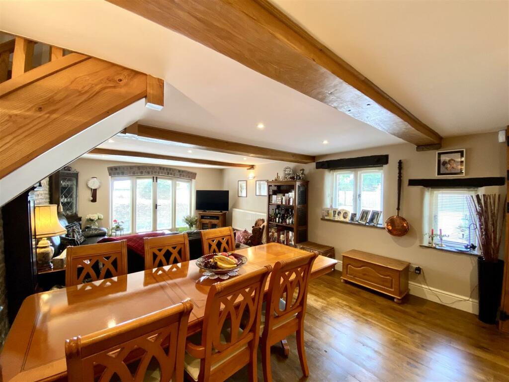 SITTING/DINING ROOM
