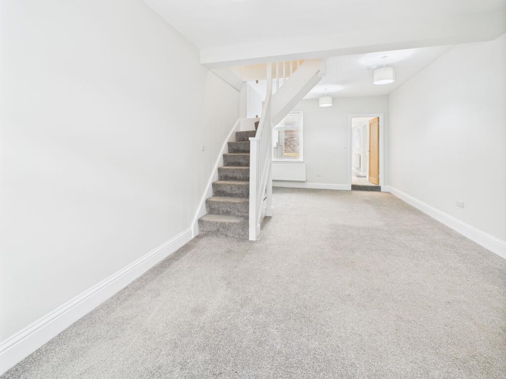 Living area/dining area