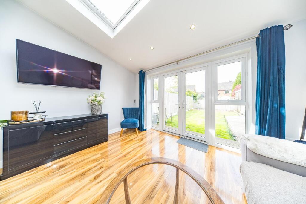 36 Ford Road sun lounge.jpg