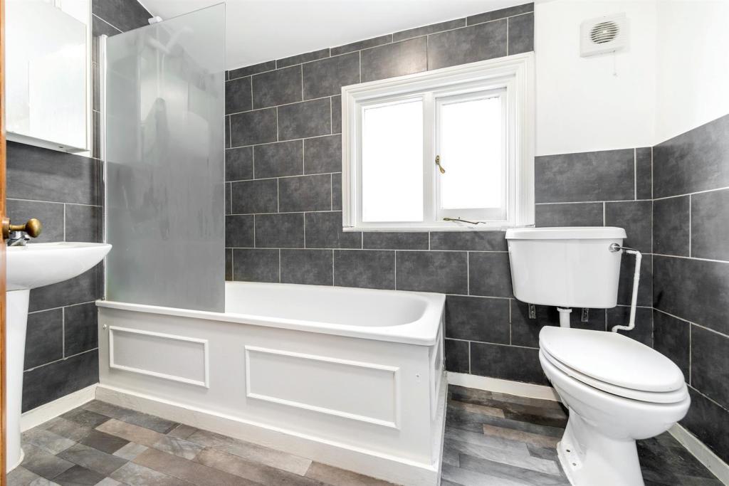 Bathroom (2).jpg