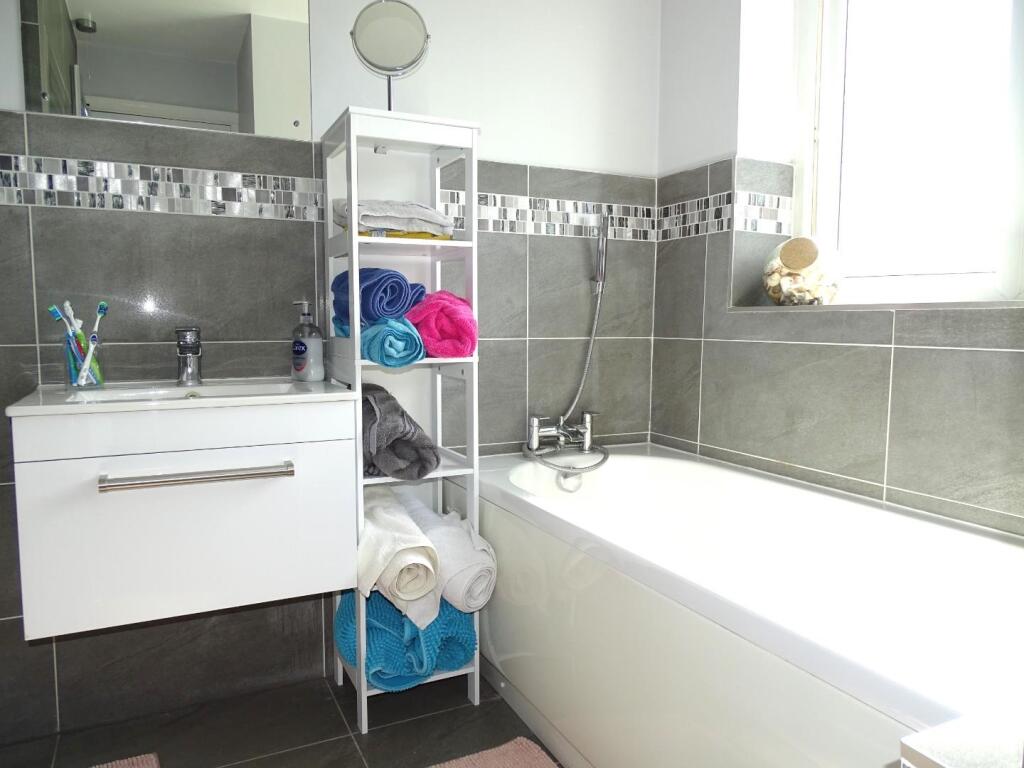 MODERN FAMILY BATHROOM WITH INDEPENDENT SHOWER UNI
