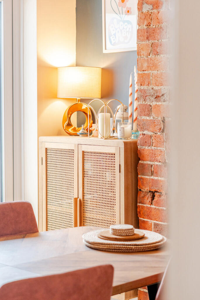 1373809-7-690de84...