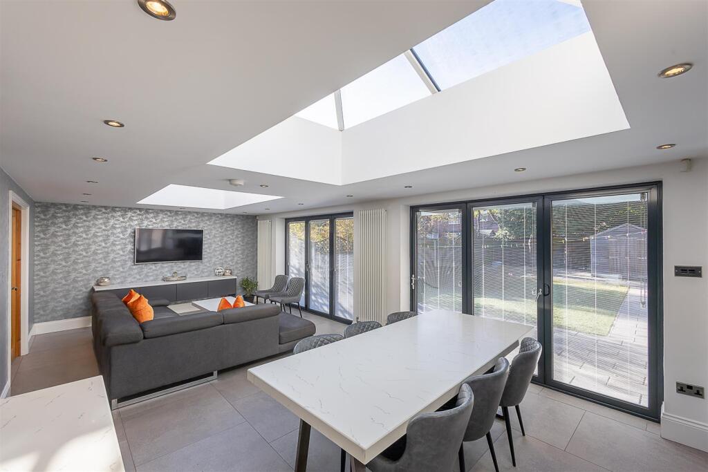 Open Plan Kitchen/Diner &amp; Living Space