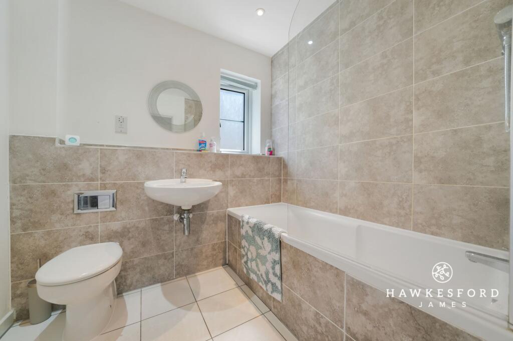 Eveas Drive, Sittingbourne - Family bathroom