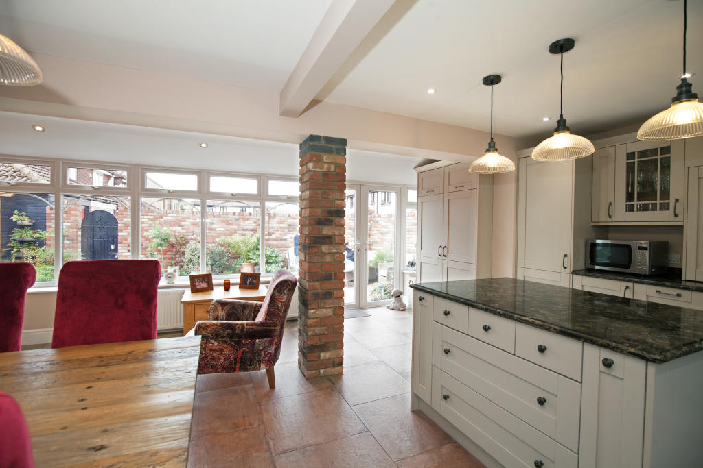 KITCHEN/BREAFAST ROOM