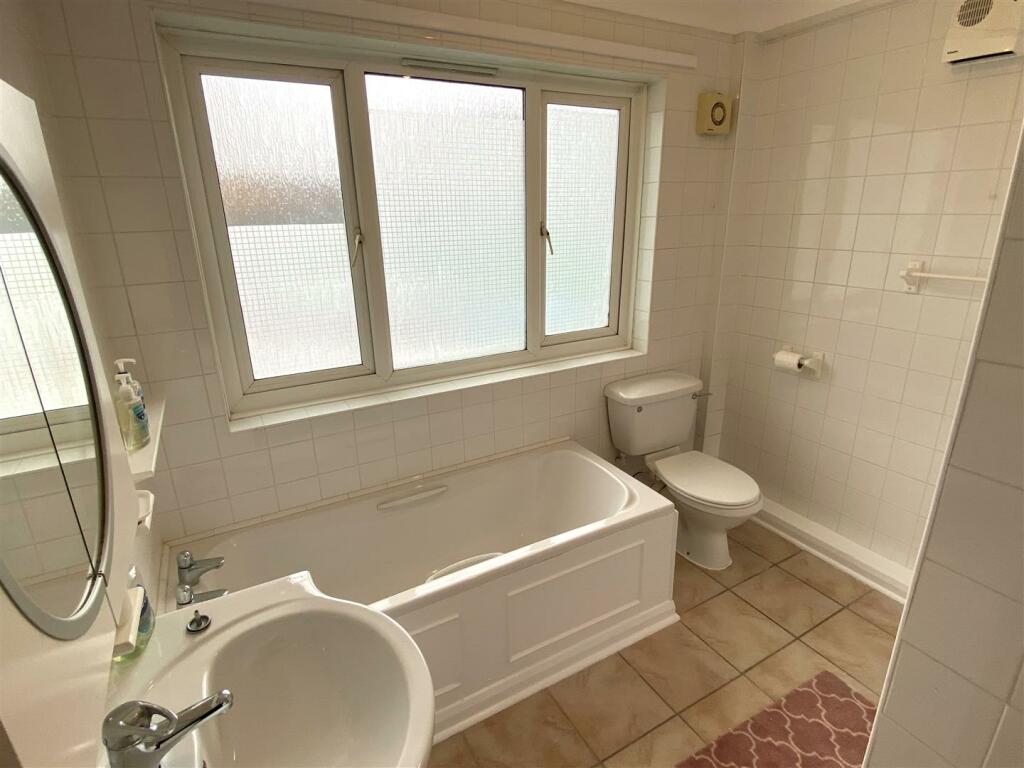 3 Attenborrow Court Bathroom