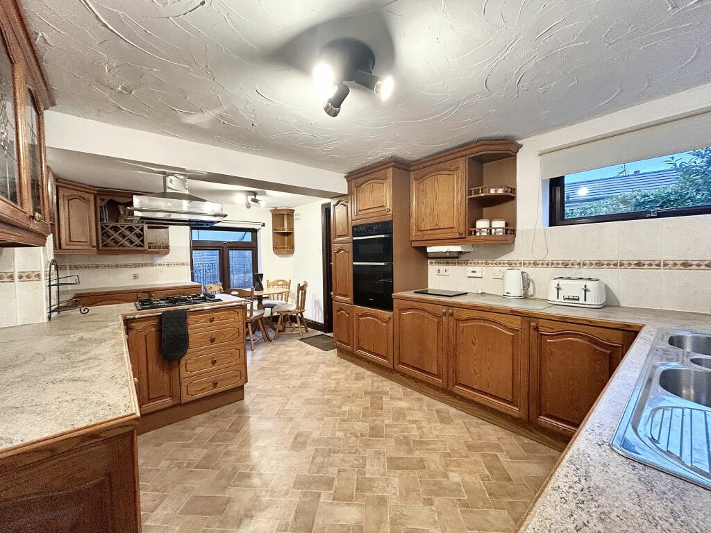 KITCHEN/BREAKFAST ROOM