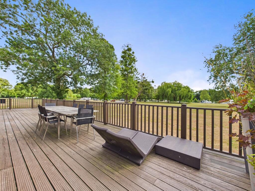 CAM01354G0-PR0557-STILL029