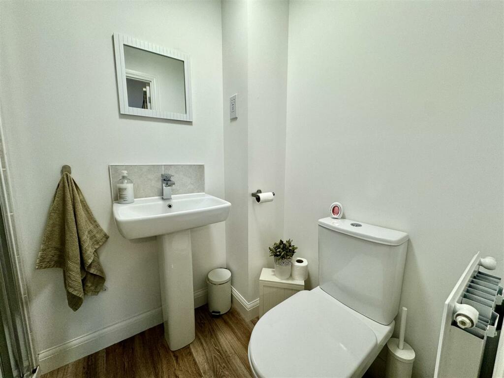 EN-SUITE SHOWER ROOM