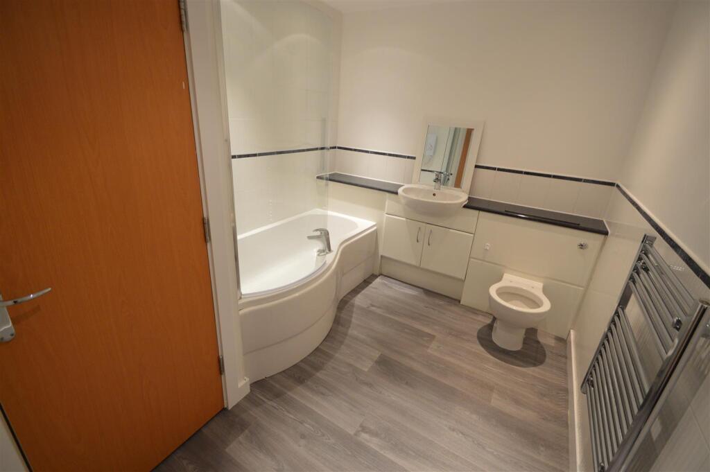 44Bishops - Bathroom.JPG