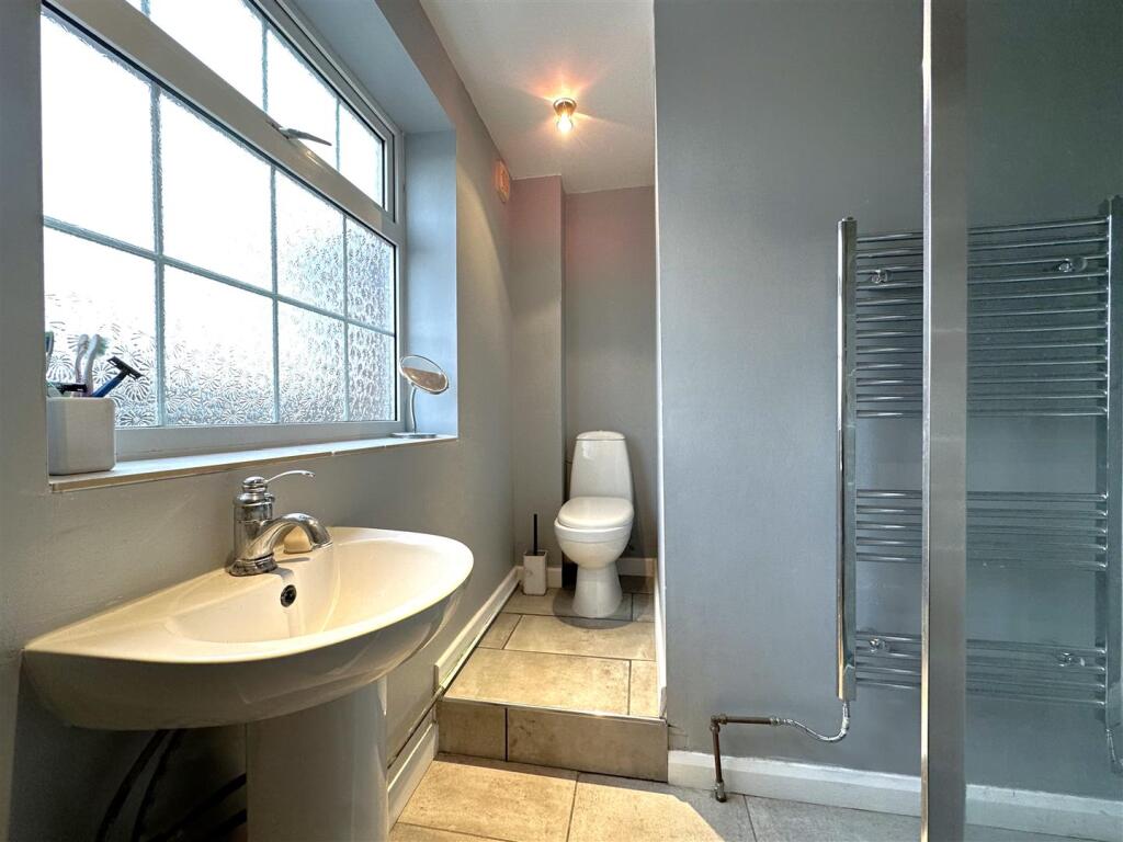 Three-Piece Shower Room 674