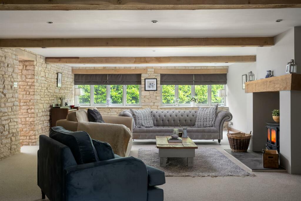 28 - Long Barn - GL54 3QY - Web.jpg
