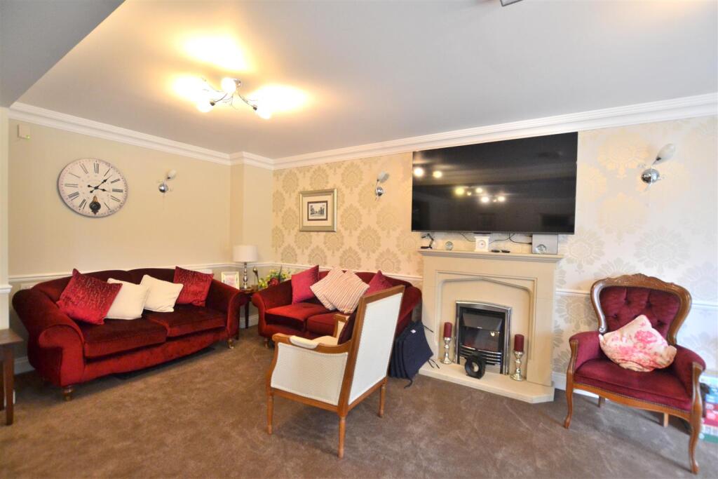 Communal Living Room 1.JPG