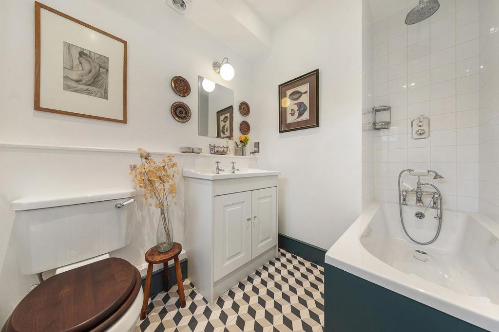 Bathroom (2).jpg