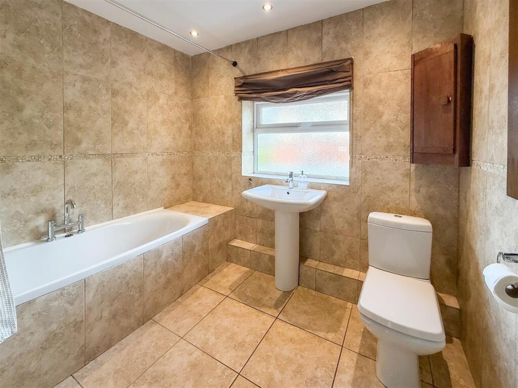 FAMILY BATHROOM/ W.C.