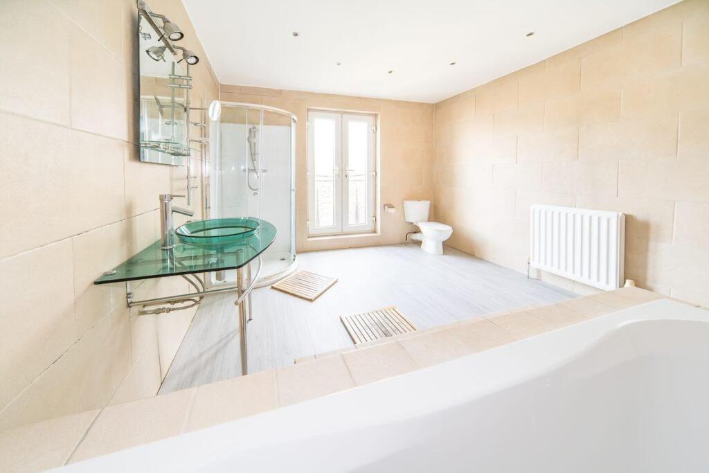 4 Mill Lane bathroom 2.jpg