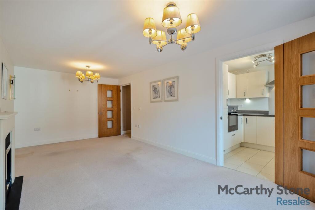 8665043-interior06.jpg