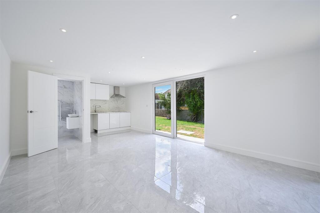 CLAREMONT GARDENS, 22- (17).jpg