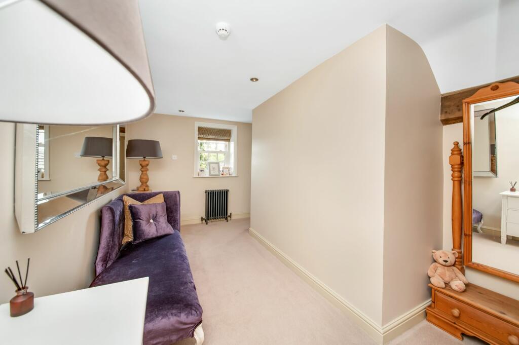 DRESSING HALLWAY