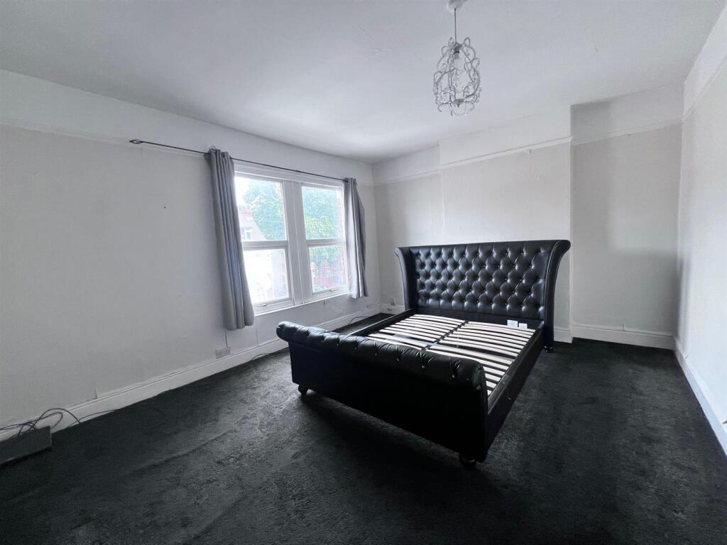 Bed 1.jpg