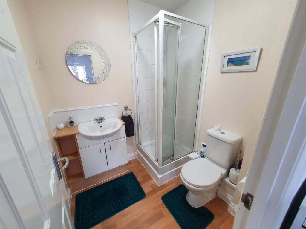 17 Ensuite.jpg