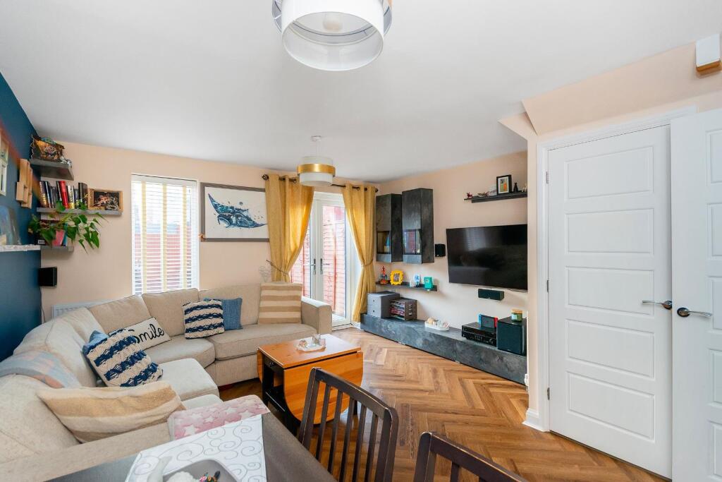 0M8RFP - Living Room B.jpg