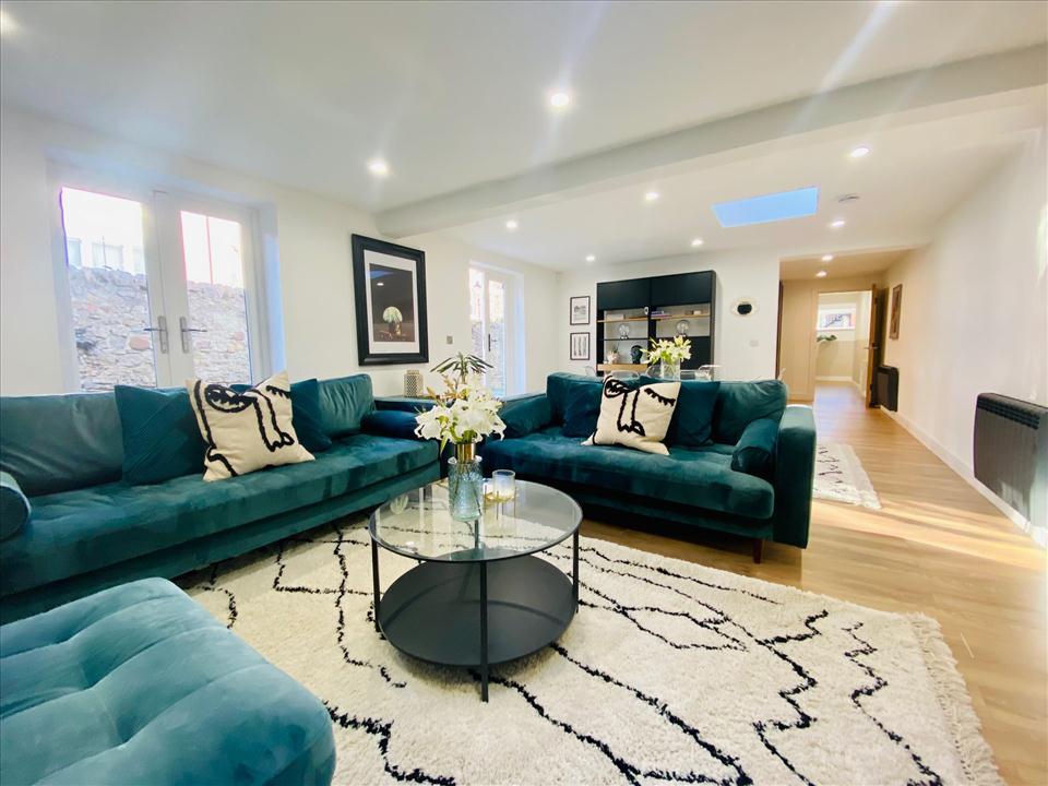 LOUNGE/DINING ROOM
