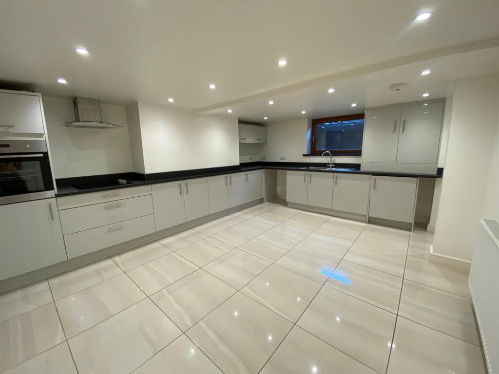 KITCHEN 1.jpg