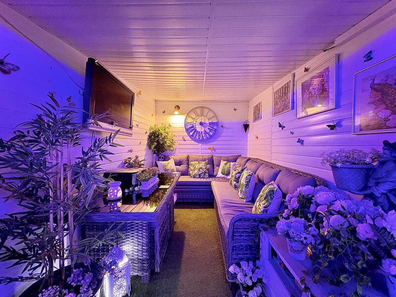SUMMERHOUSE/ENTERTAINMENT ROOM
