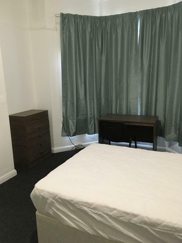 4) 11 Auckland Avenue Bedroom 1 06.08.2020.jpg