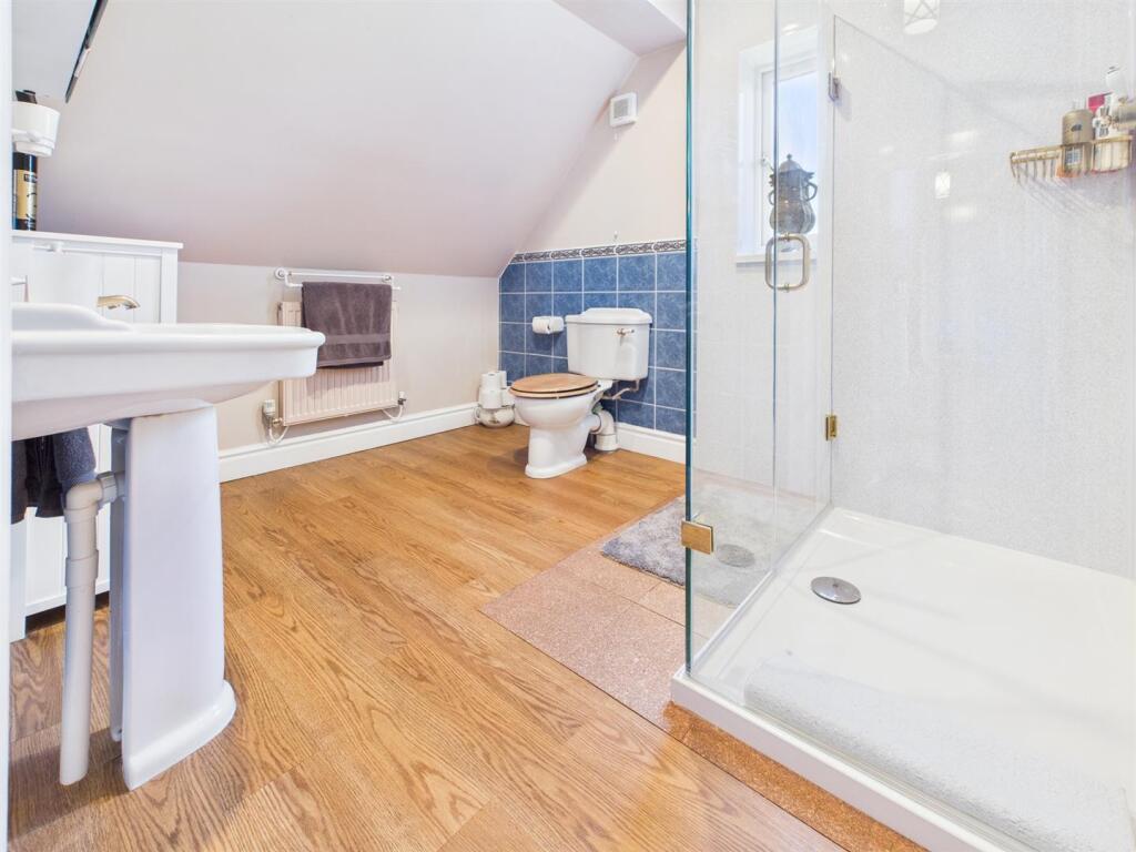 FAMILY SHOWER ROOM