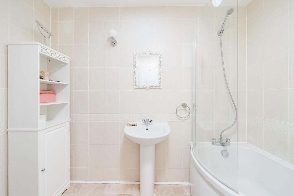 13 - family bathroom.jpg