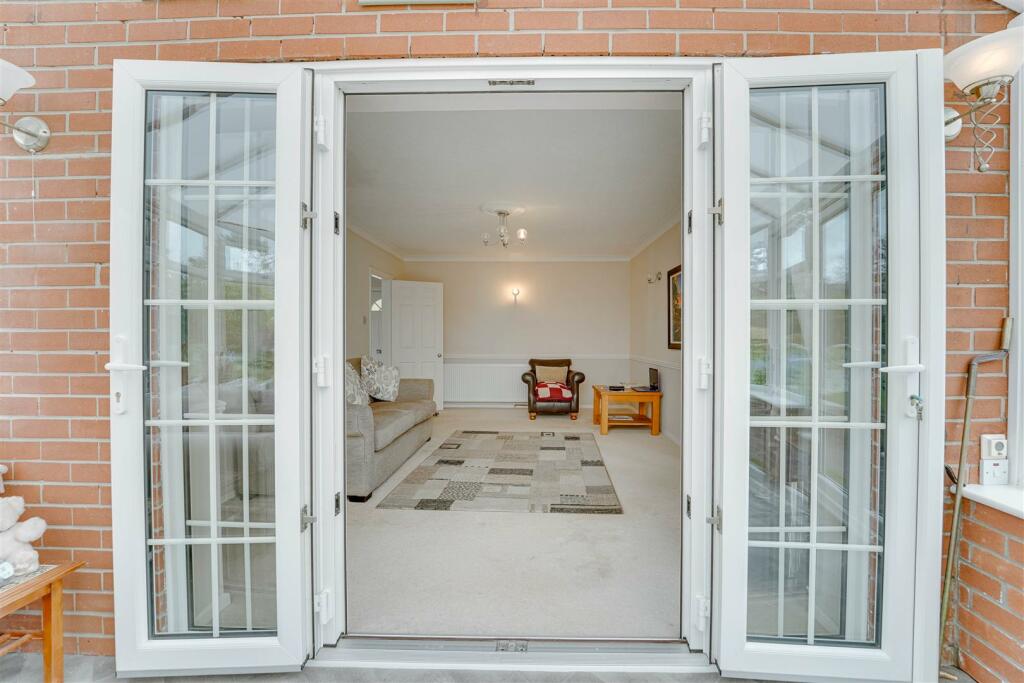 Santis House, 24 Tithe Cl, Gazeley-22.jpg
