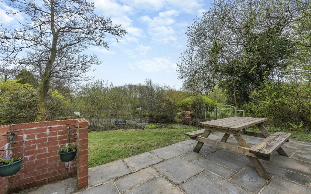 Wood Cabin (Patio)