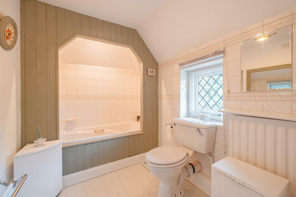 en-suite bath.jpg