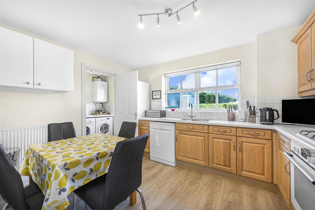 Kitchen/Breakfast Room: