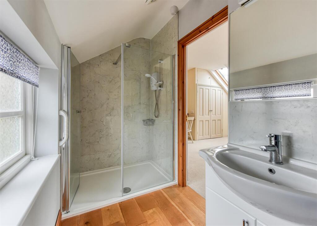 10 High Street-bed1 ensuite2.jpg