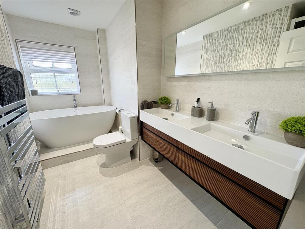 10. bathroom.jpg