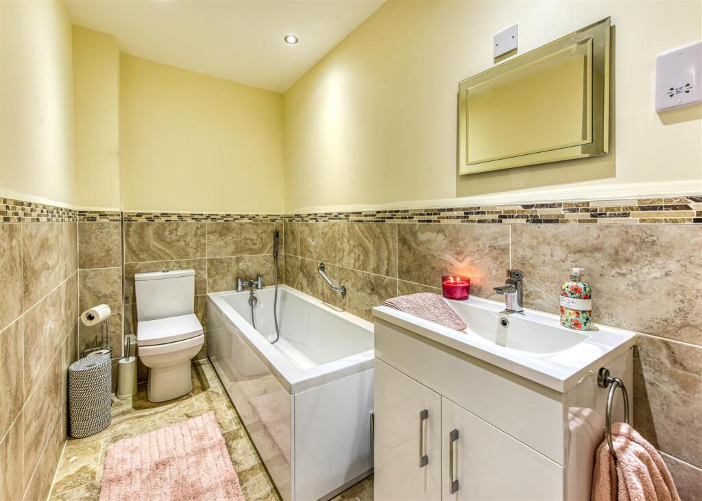 3 The Gables-bath2.jpg